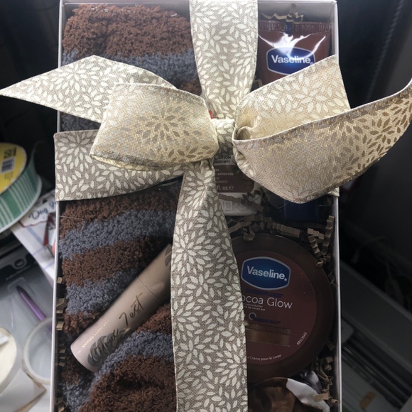 Cozy Socks & Hair Accessory Gift Set Vaseline Intensive Care Cocoa Glow w/Fuzzy - Picture 11 of 15
